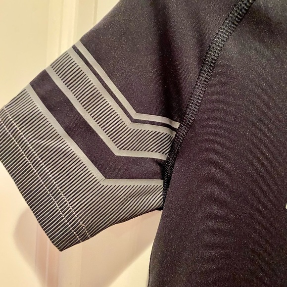 Boys Under Armour Shirt Size Small - Picture 3 of 8